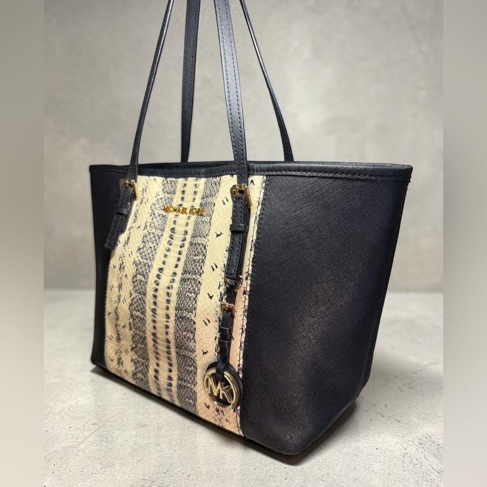 Michael Kors Snakeskin Panel Jet Set Tote Black & Cream MK Charm 🖤 EUC - Picture 4 of 8